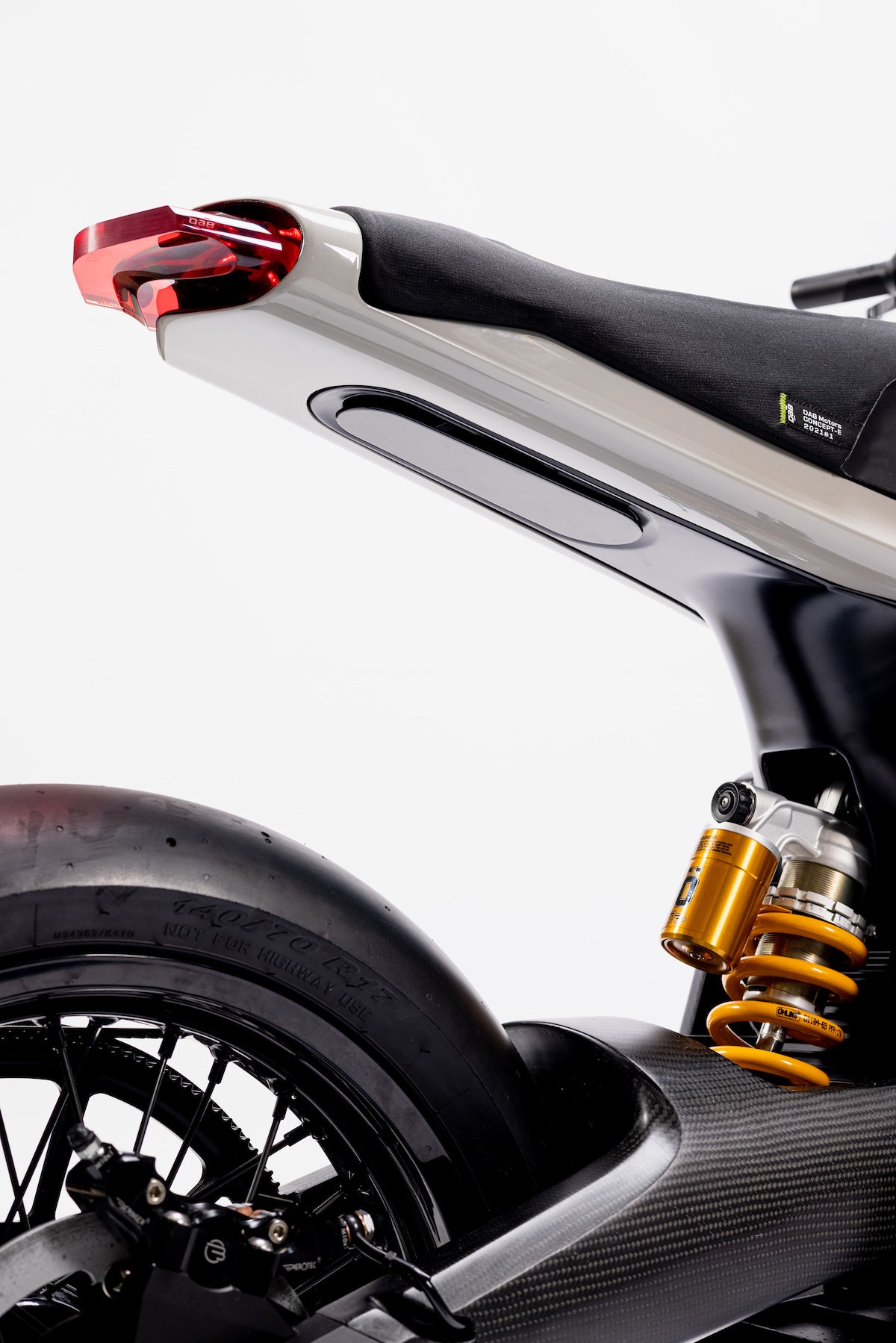 DAB Motors: Dieses frische E-Motorrad hat Displays an